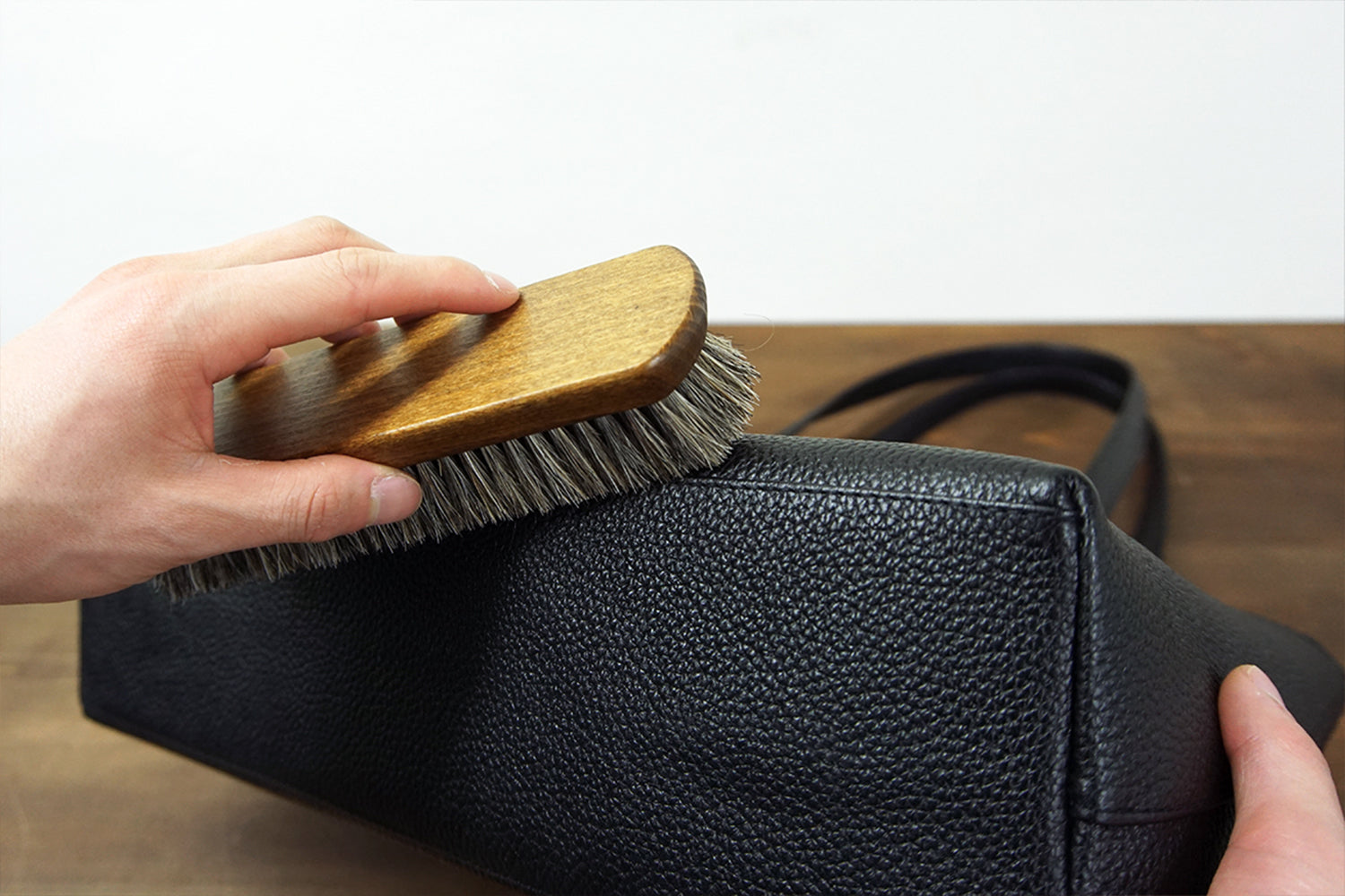 【メンテナンス方法を伝授!】革が白くなる原因と対処法を紹介します。