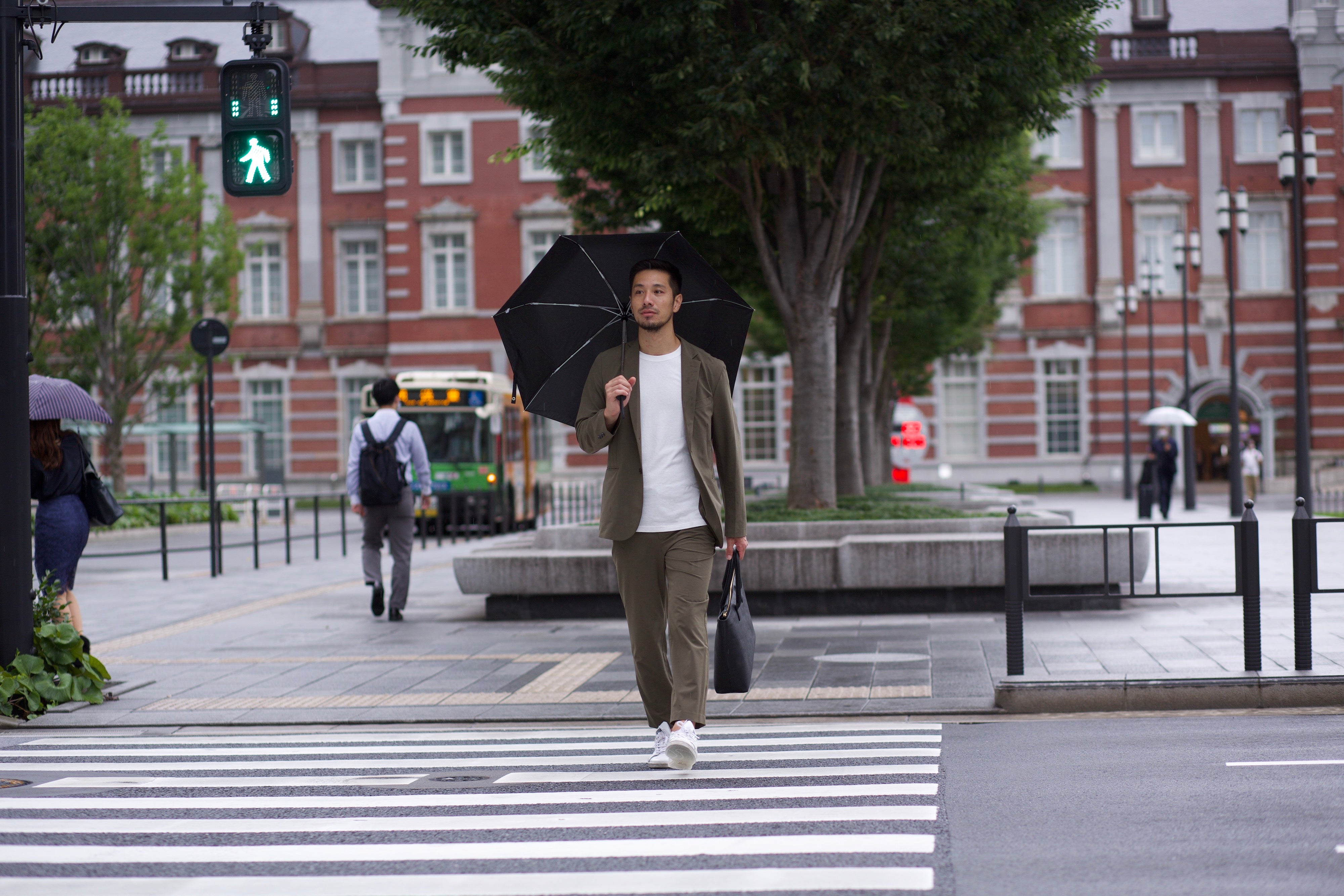 【だれでも簡単】レザーバッグが雨に濡れてしまった時の対処法を紹介します