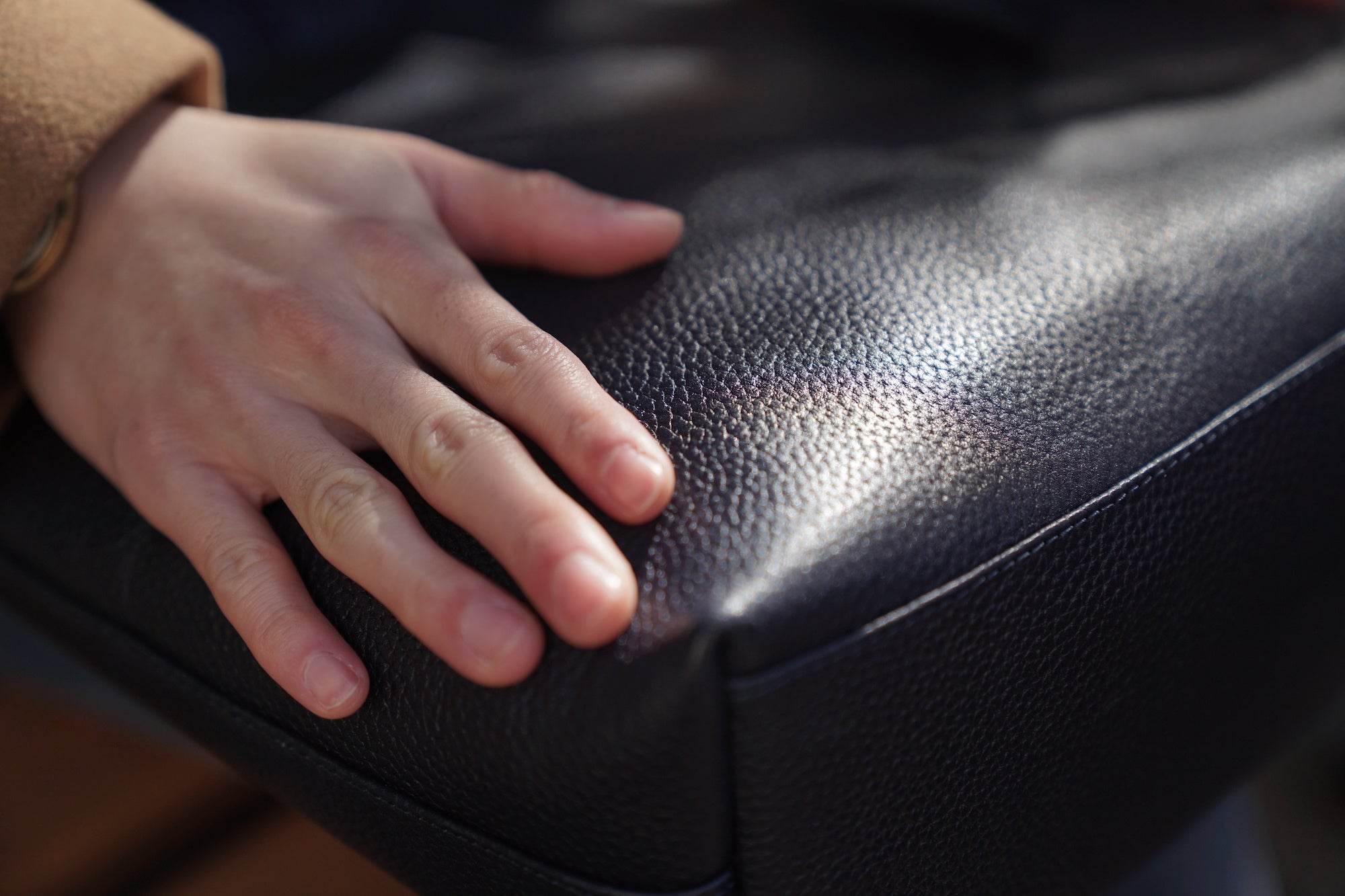 【愛用バッグがキレイになる!】補色クリームを使ったケアをご紹介します。