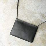 中型黑色皮革挎包