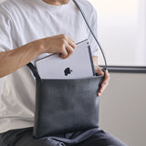 中型黑色皮革挎包