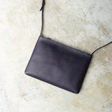 レザーサコッシュ ミディアム ネイビー