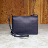 レザーサコッシュ ミディアム ネイビー