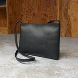 中型黑色皮革挎包