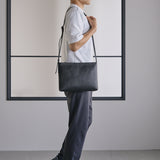 中型黑色皮革挎包