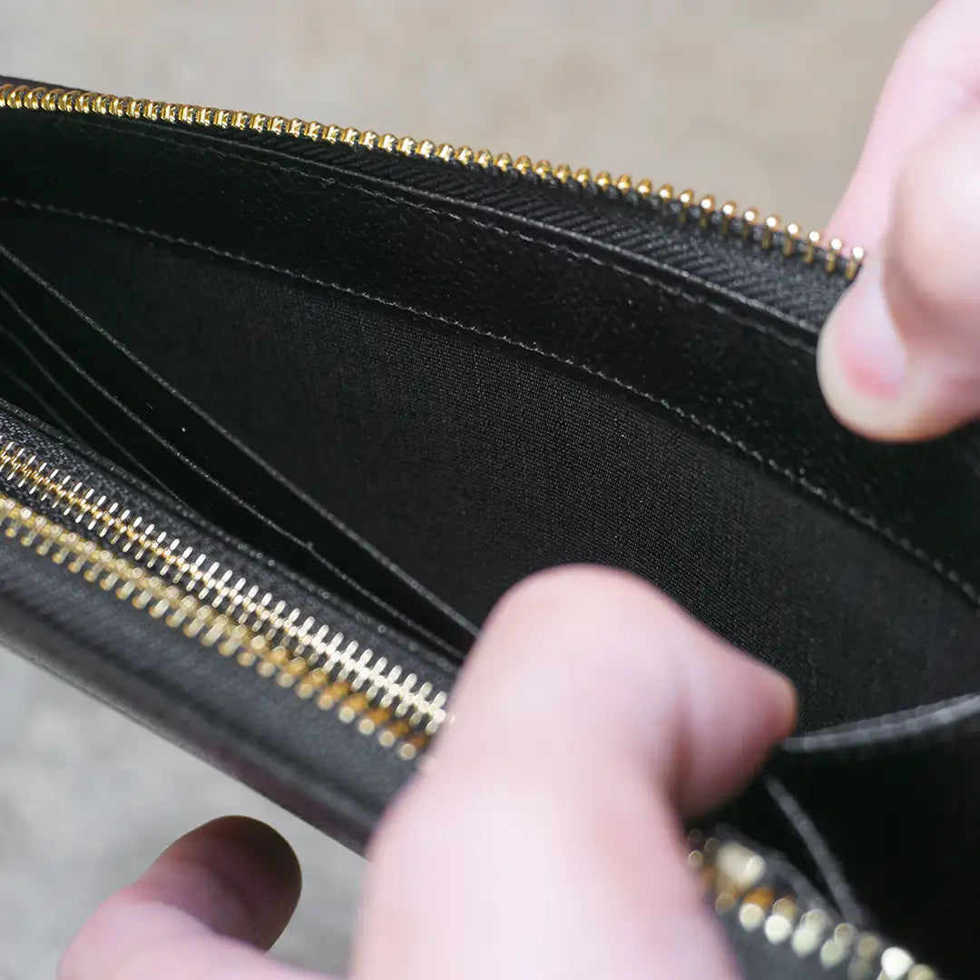 Pure Shrink Leather Round Zip Wallet in Black