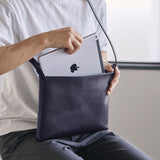 レザーサコッシュ ミディアム ネイビー