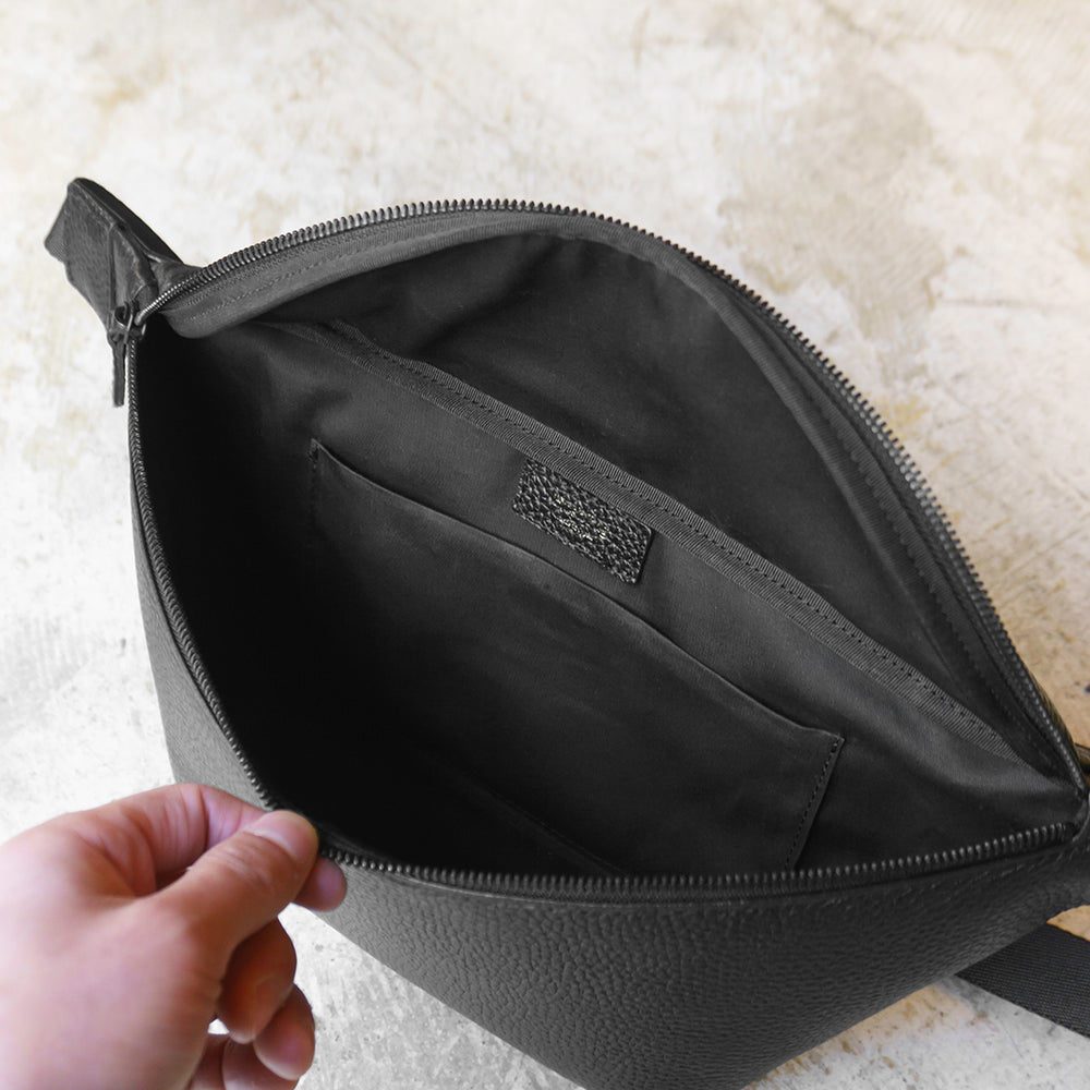 カーブドボディバッグ ブラック