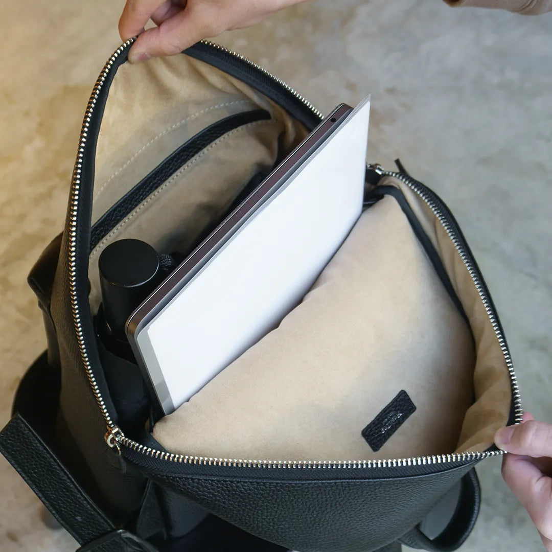 [新品] 黑色拉鍊背包