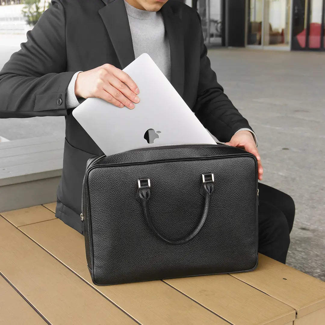 ブリーフケースにノートPCを入れる人