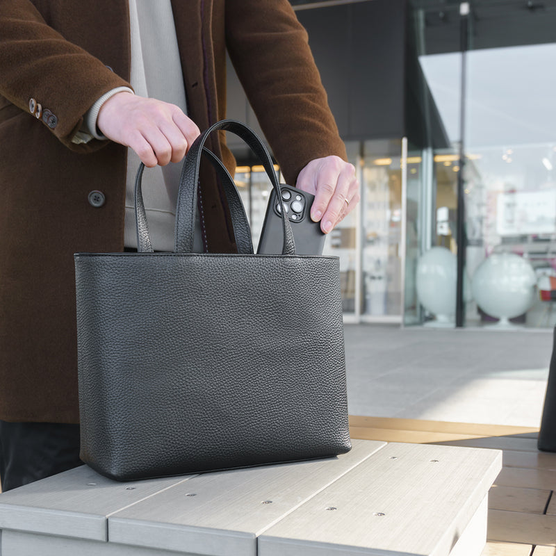 Hush Tug トートバッグ レザー シボ革 ブラック A4収納可能 肩掛け Hush Tug トートバッグ レザー シボ革 ブラック A4収納可能 肩掛け