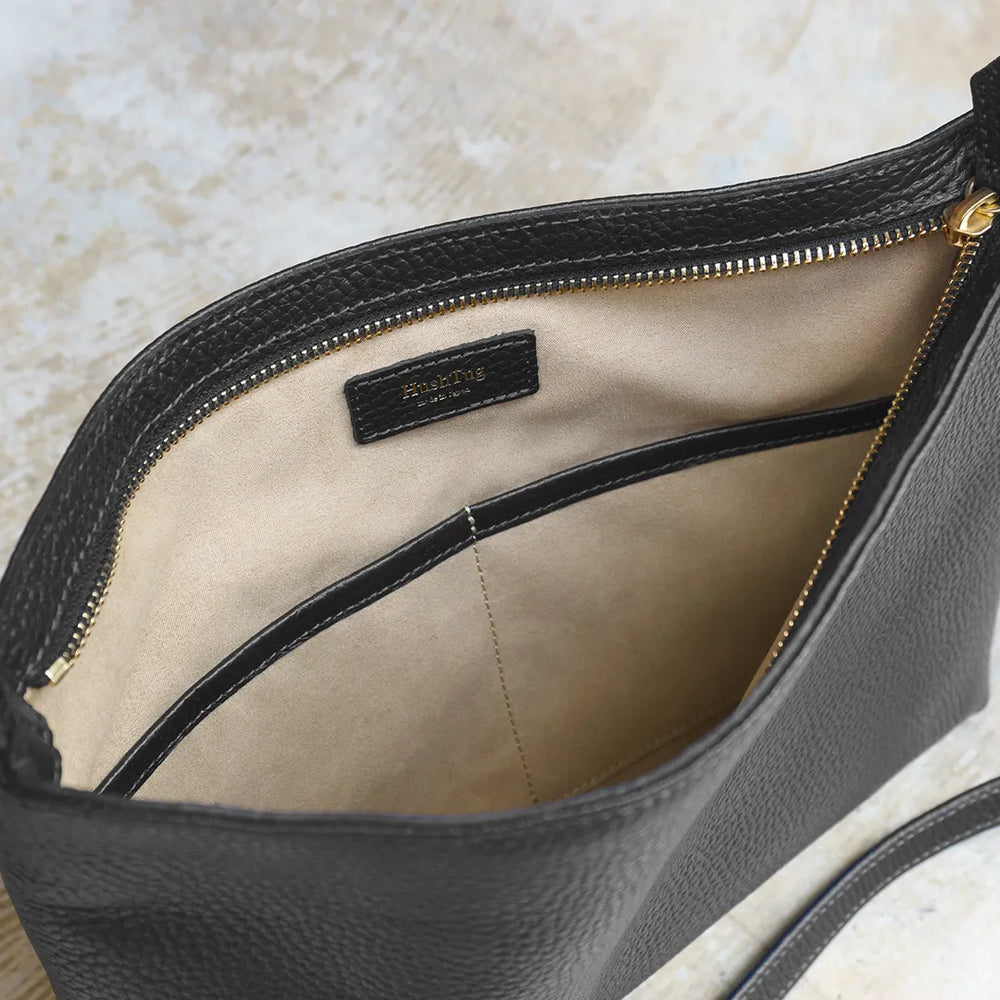 レザーサコッシュ ミディアム ブラック – HushTug