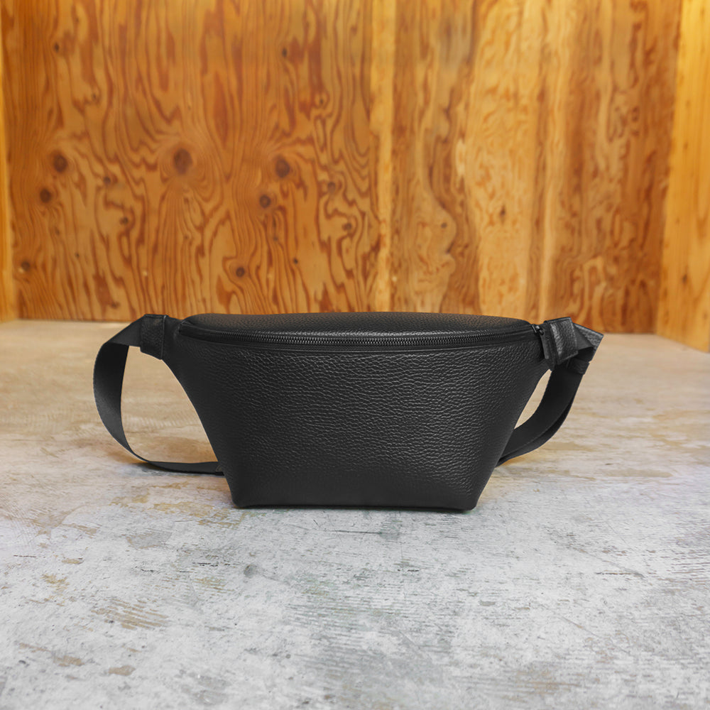 カーブドボディバッグ ブラック