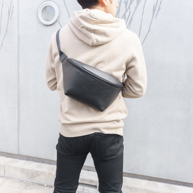 Hushtug カーブドボディバッグ シボ革 メンズ レザー ブラック カーブドボディバッグ ブラック – HushTug