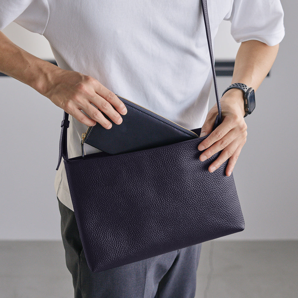 ハッシュタグのレザーサコッシュ　（色はブラウン） HushTugのサコッシュ・ショルダーバッグラインナップ | サイズ感