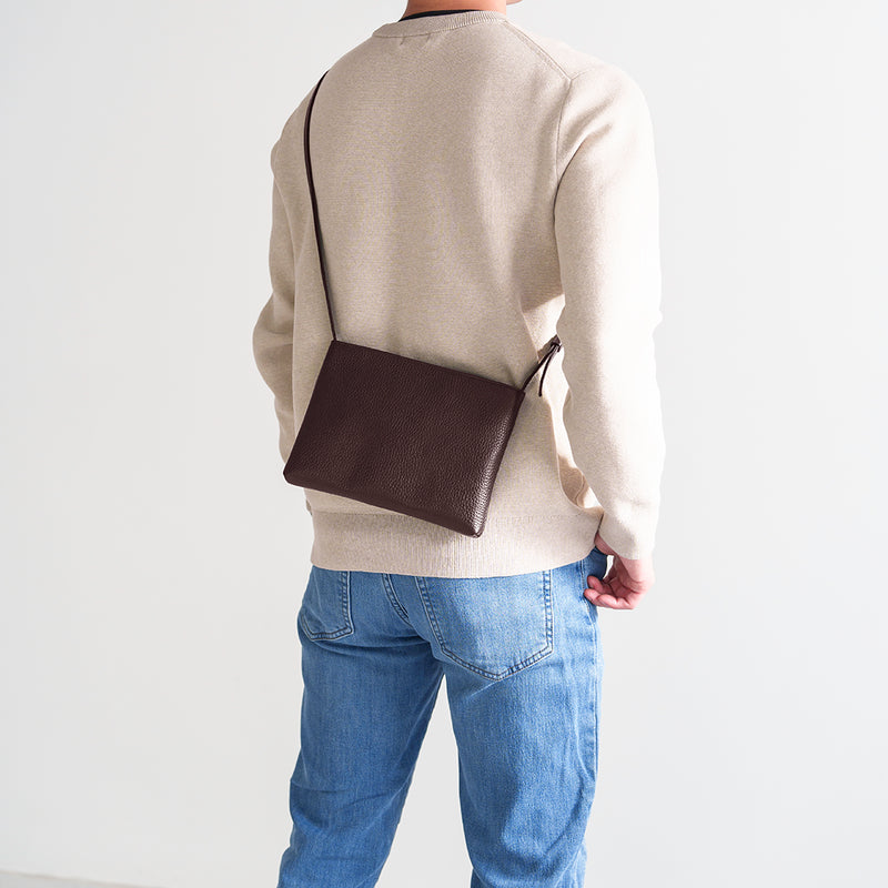 ハッシュタグのレザーサコッシュ (色はブラウン) レザーサコッシュ ブラウン – HushTug