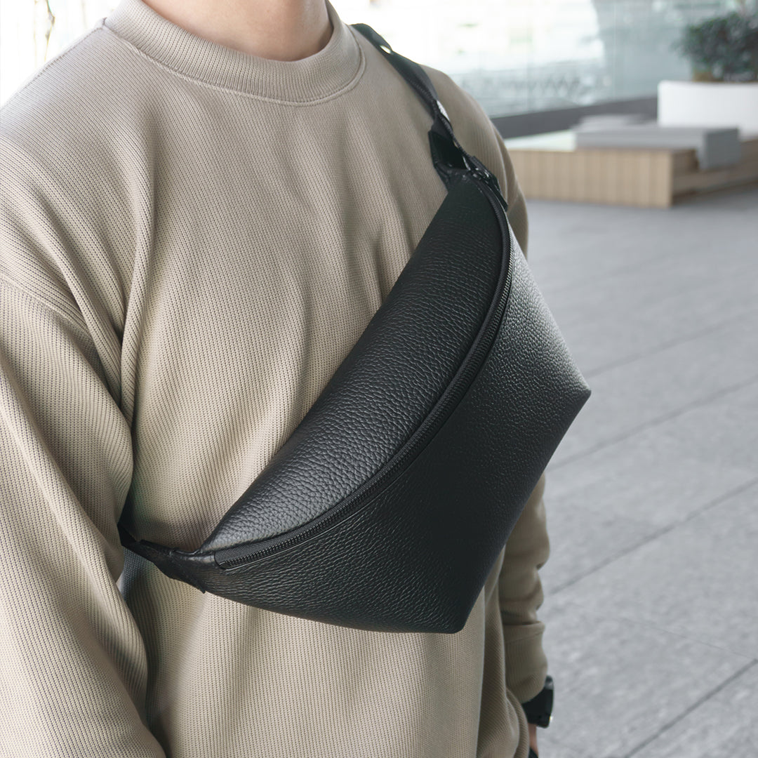 ［新古品］カーブドボディバッグ ブラック