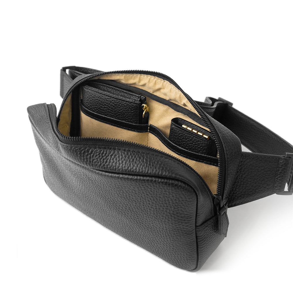 HushTag ボディバッグ を実際に背負ったイメージ画像