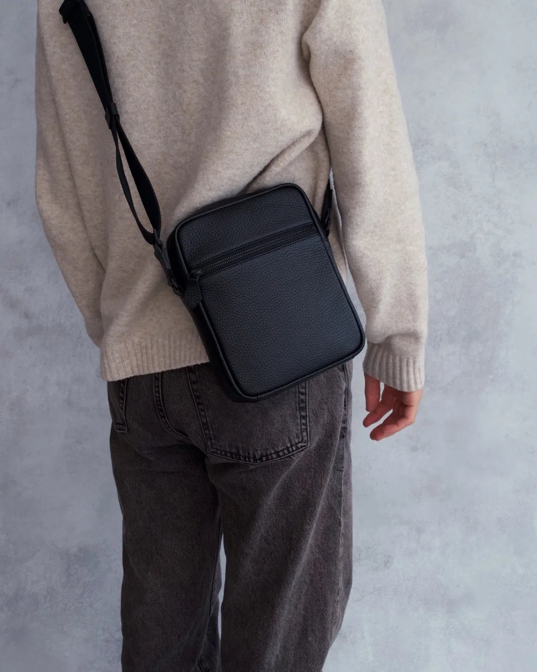ミニショルダーバッグを斜めがけした人